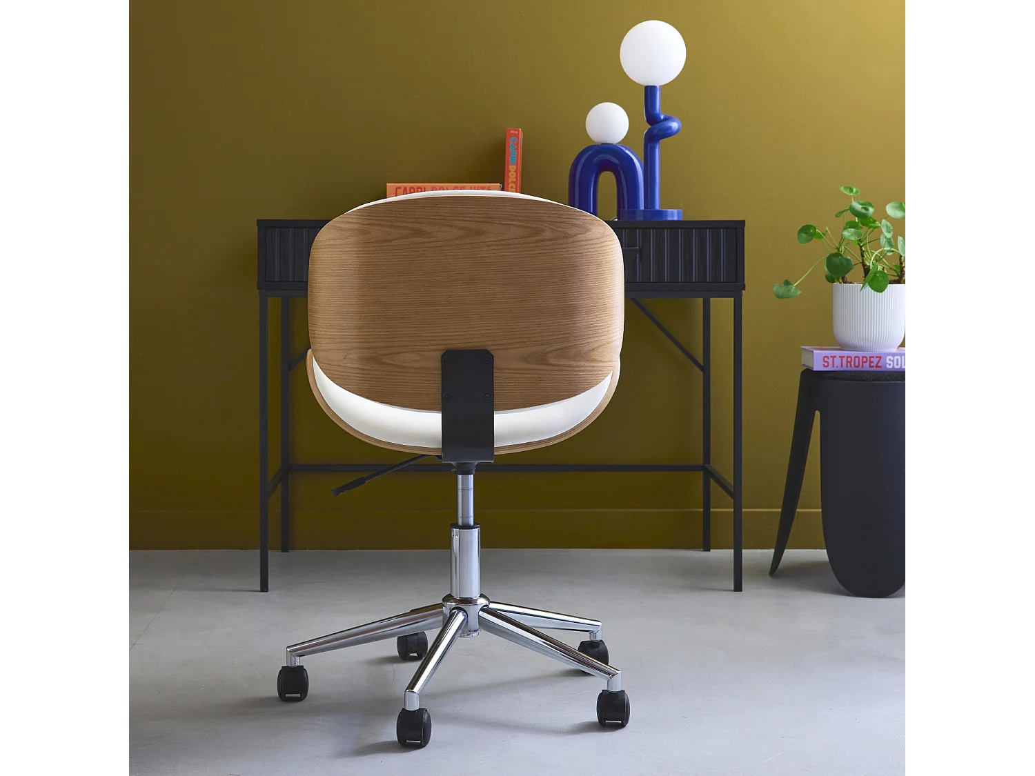 Chaise de bureau à roulettes bois courbé avec placage effet chêne et assise blanche