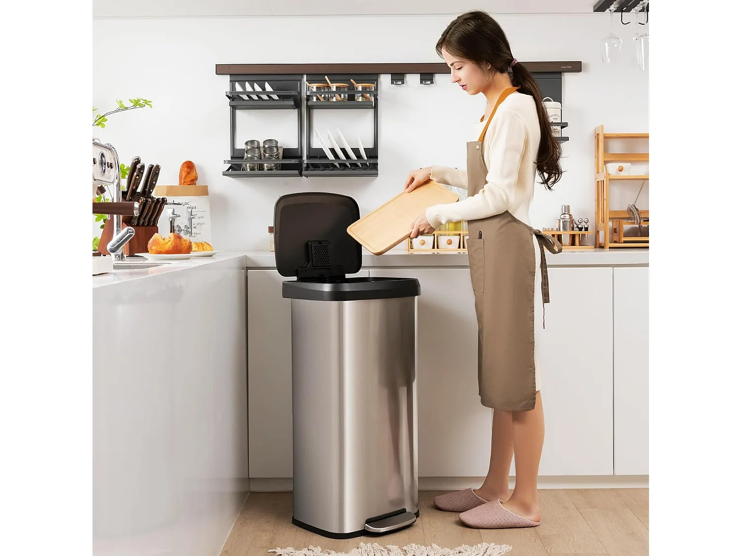 Tretmülleimer mit schließendem Deckel