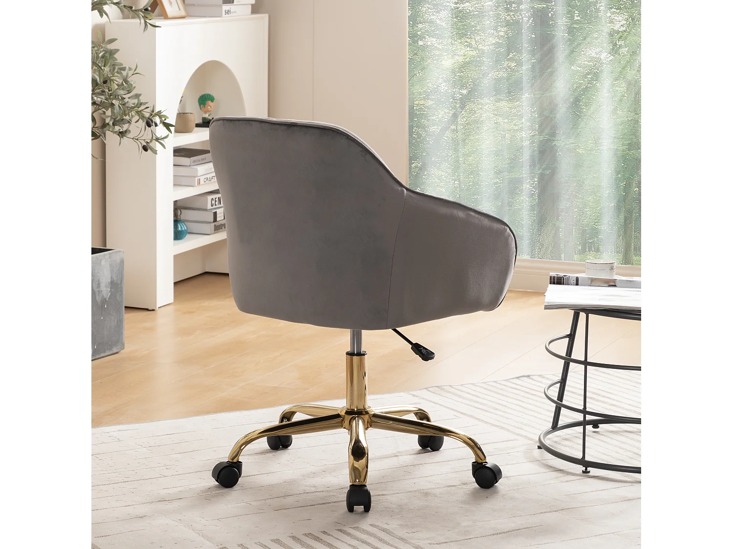 Fauteuil pivotante en velours avec dossier, accoudoirs et roulettes - pièds doré et réglable en hauteur - gris