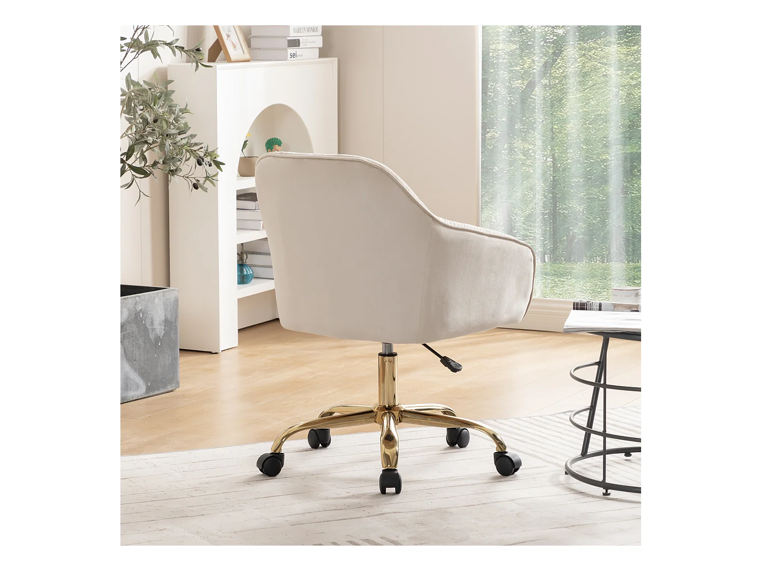Fauteuil pivotante en velours avec dossier, accoudoirs et roulettes - pièds doré et réglable en hauteur - beige