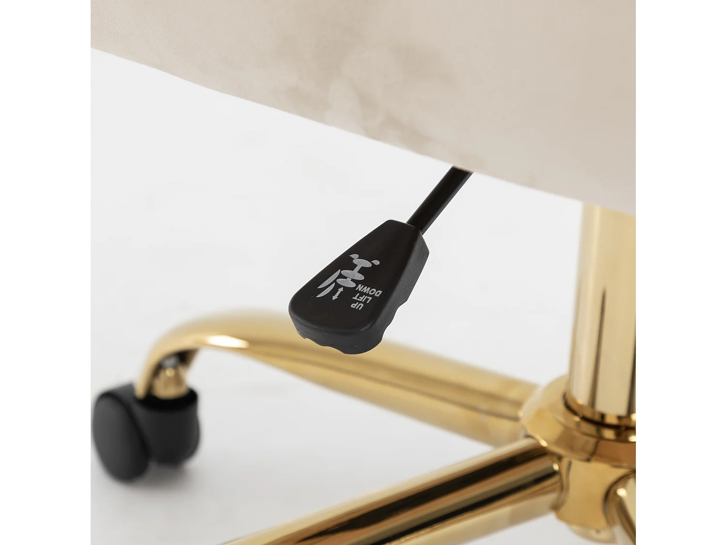 Fauteuil pivotante en velours avec dossier, accoudoirs et roulettes - pièds doré et réglable en hauteur - beige