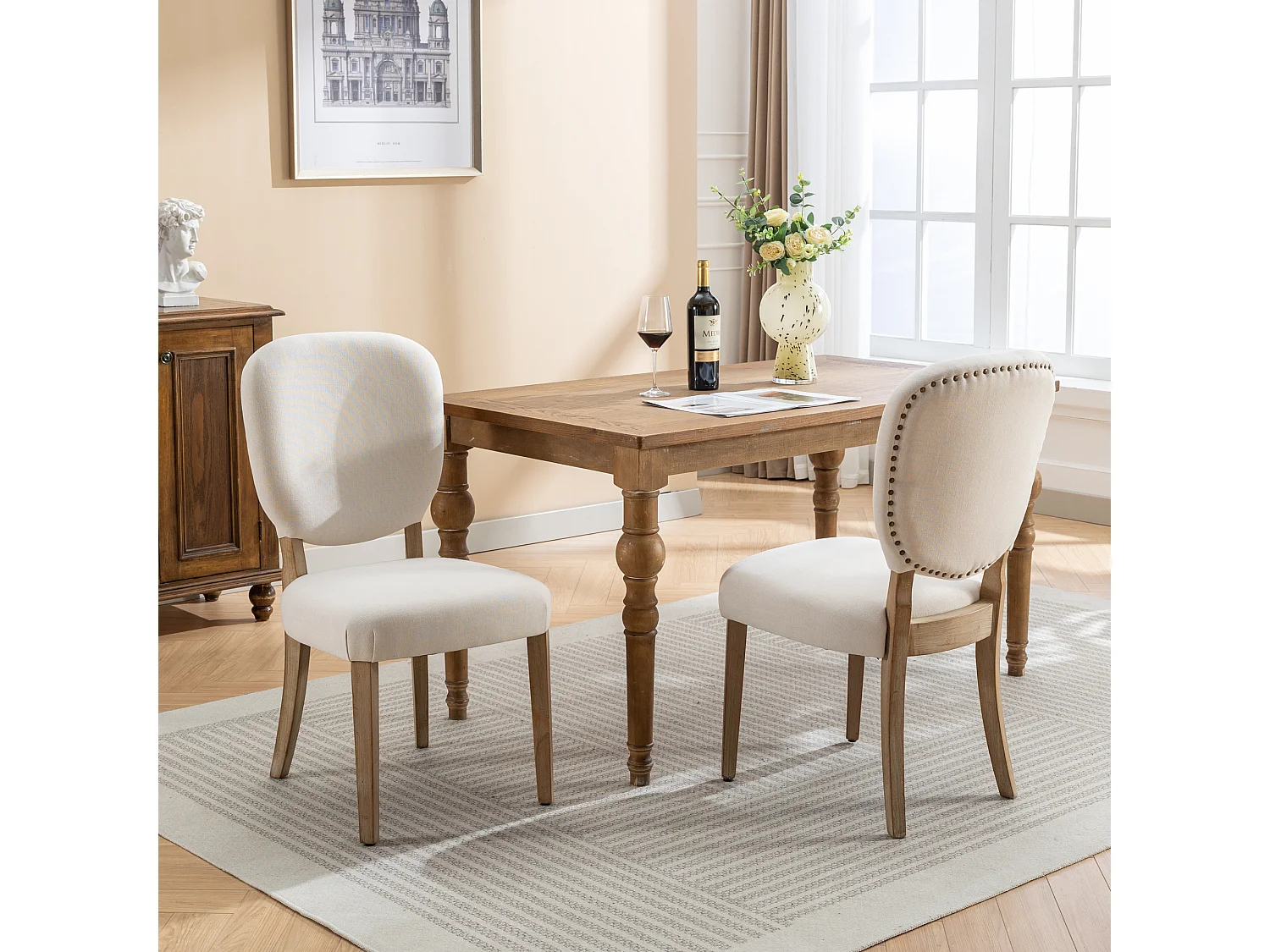 Juego de 2 sillas de comedor - Tela de lino - Con respaldo decorado con tachuelas de cobre - Patas de nogal macizo - Crema