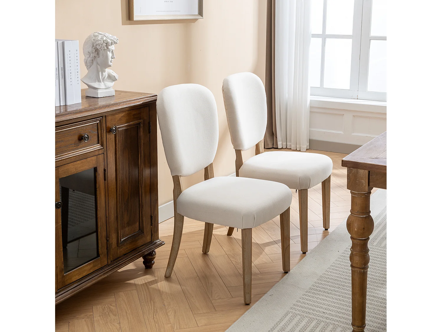 Juego de 2 sillas de comedor - Tela de lino - Con respaldo decorado con tachuelas de cobre - Patas de nogal macizo - Crema