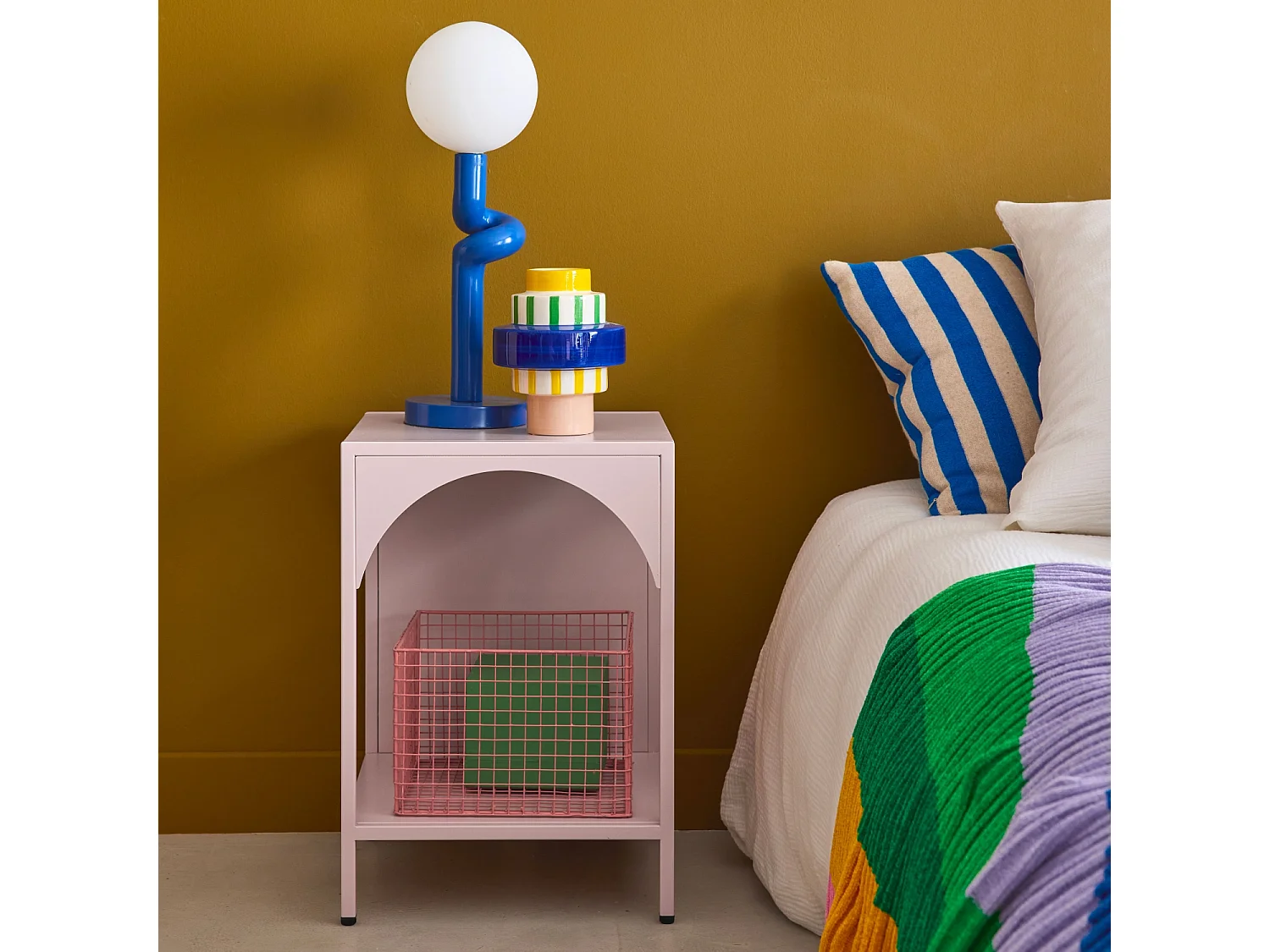 Table de chevet. table d'appoint en acier rose