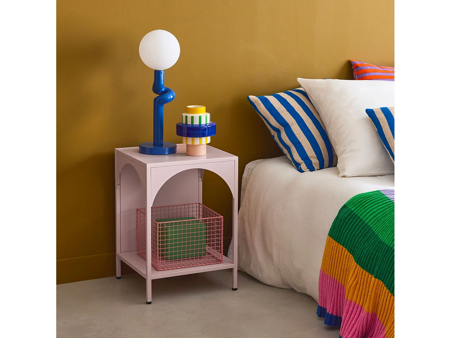 Table de chevet. table d'appoint en acier rose