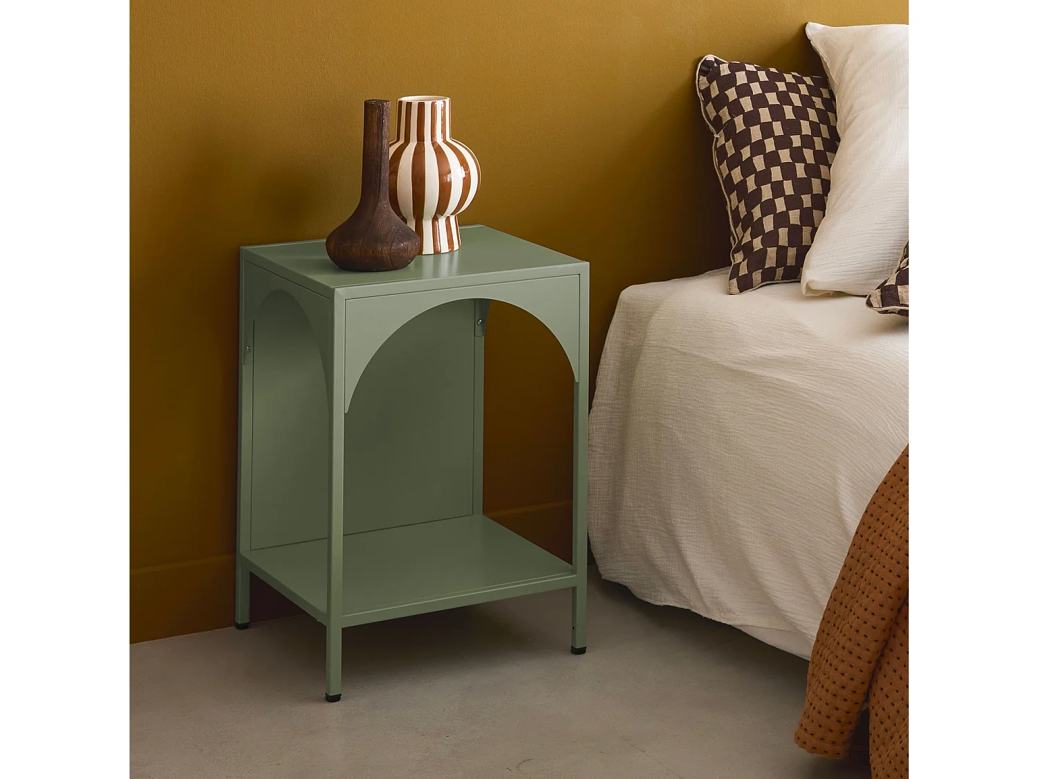 Table de chevet. table d'appoint en acier vert