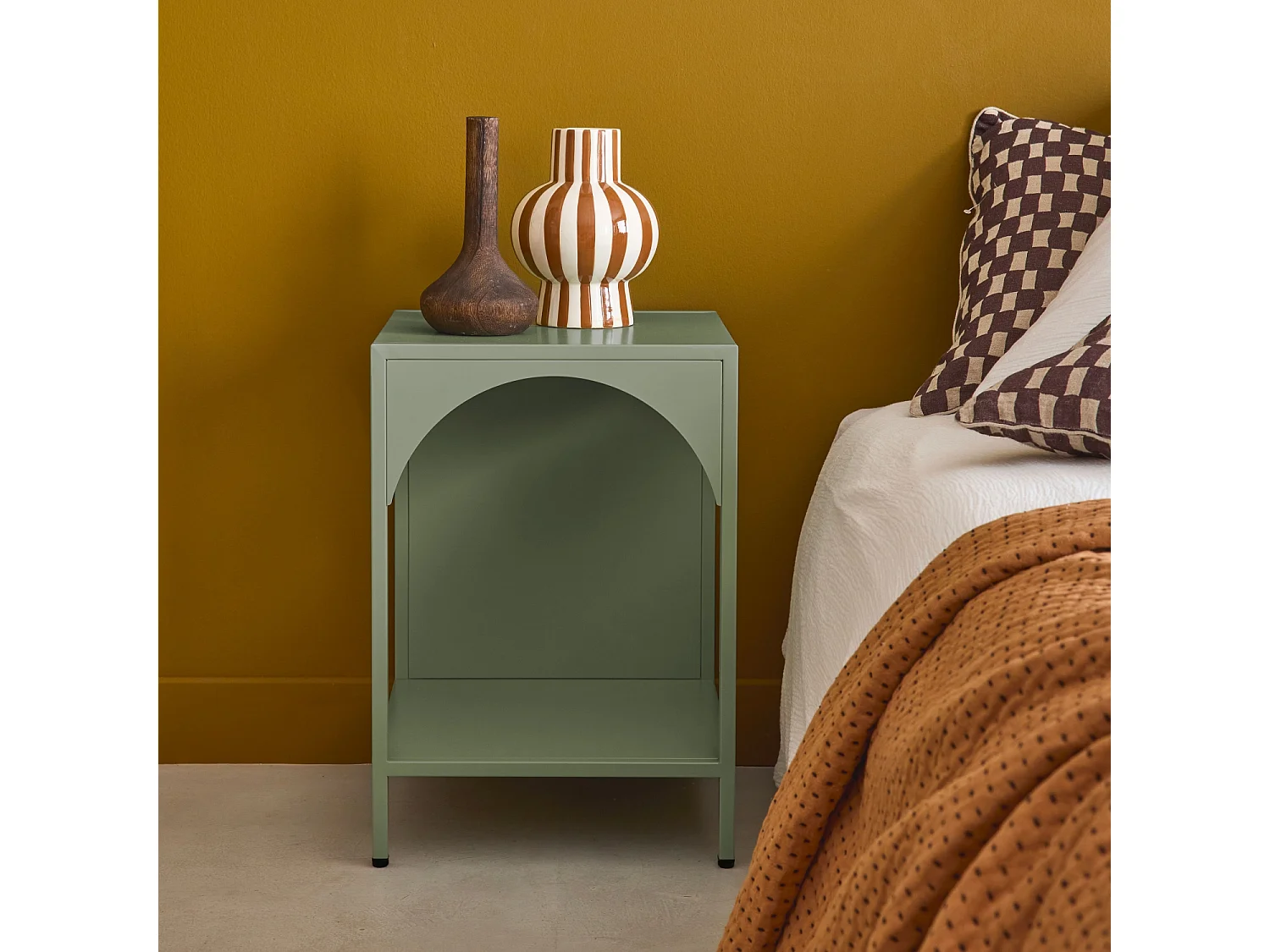 Table de chevet. table d'appoint en acier vert