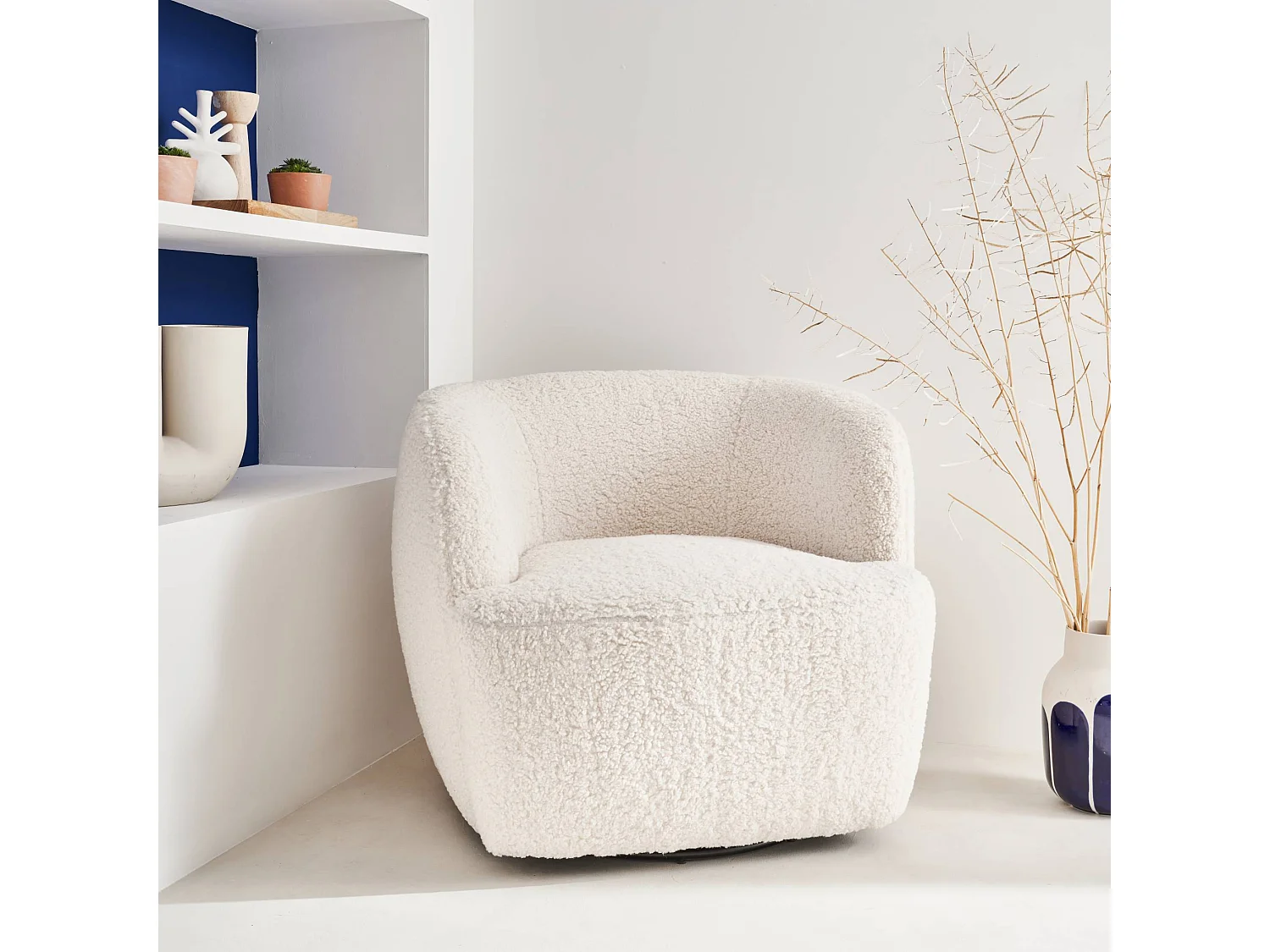 Fauteuil cosy rond pivotant en bouclette crème. Laya. L 79.5 x P 77.5 x H 67cm