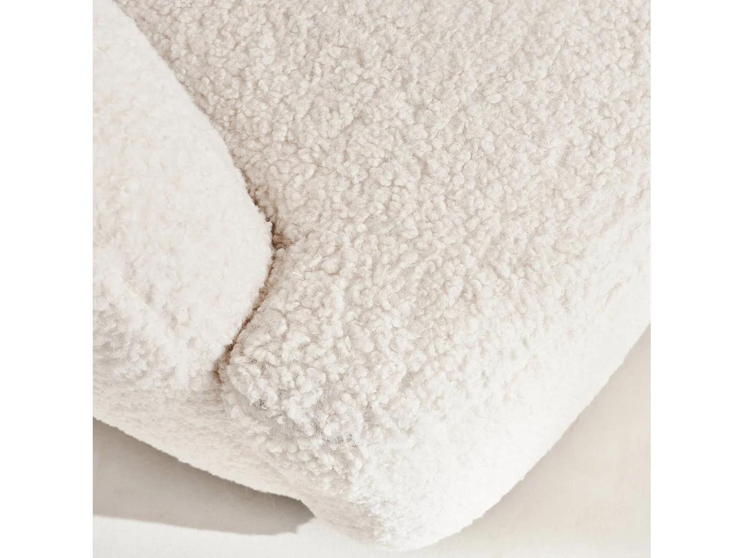 Fauteuil cosy rond pivotant en bouclette crème. Laya. L 79.5 x P 77.5 x H 67cm