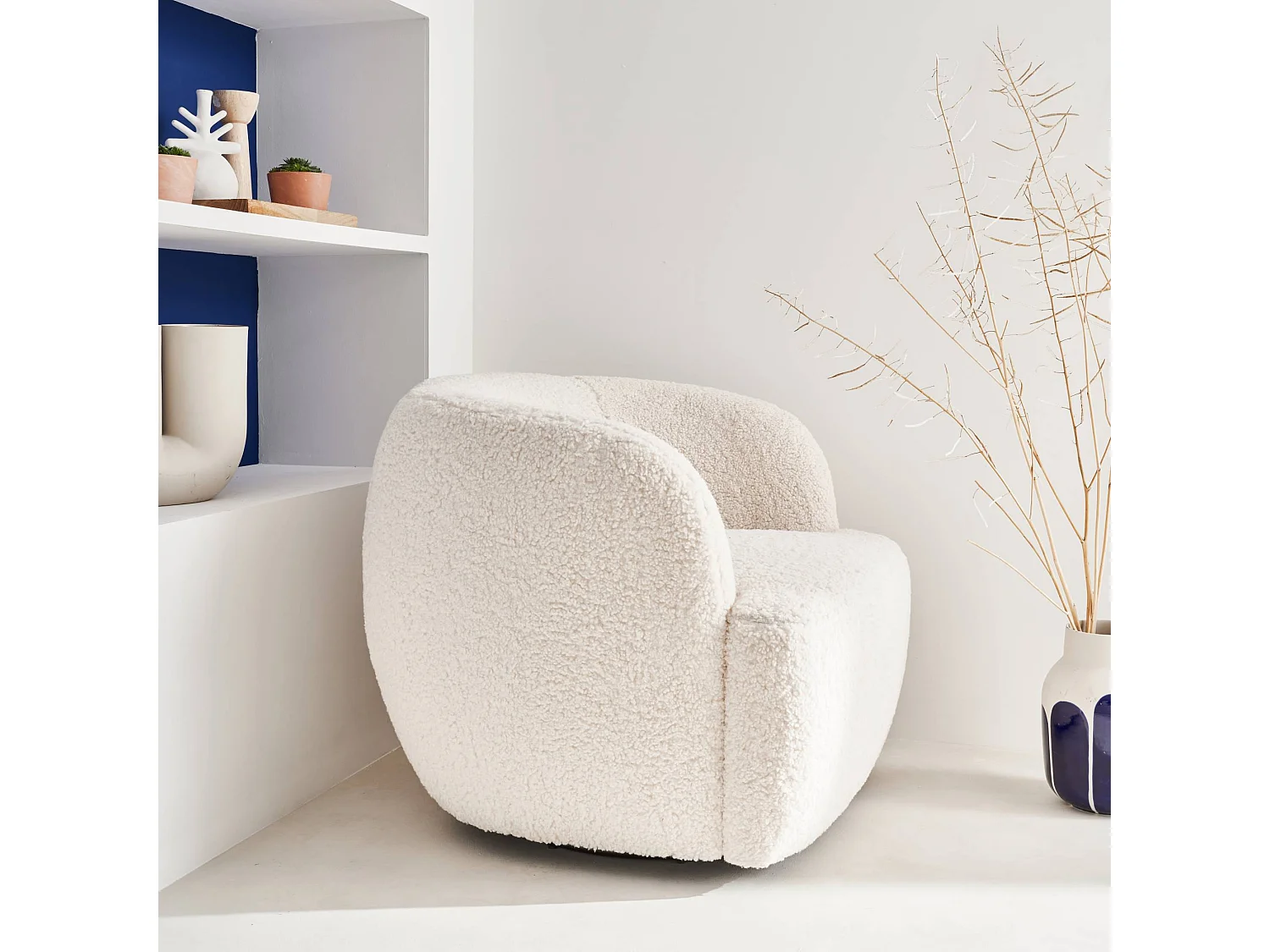 Sillón giratorio 360º de borreguito y metal crema