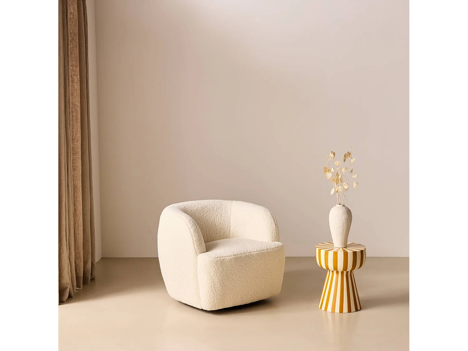 Fauteuil cosy rond pivotant en bouclette crème. Laya. L 79.5 x P 77.5 x H 67cm