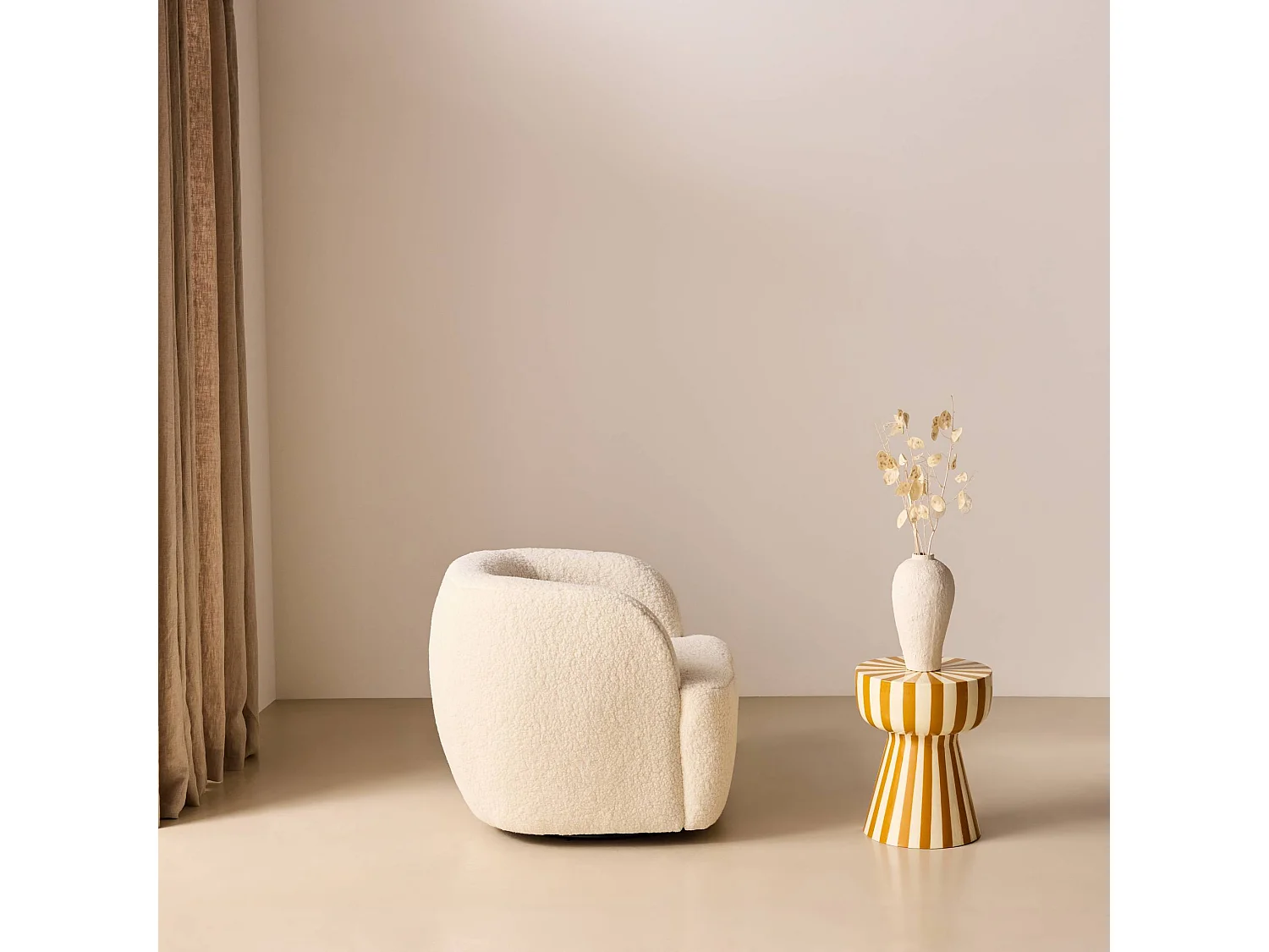 Fauteuil cosy rond pivotant en bouclette crème. Laya. L 79.5 x P 77.5 x H 67cm