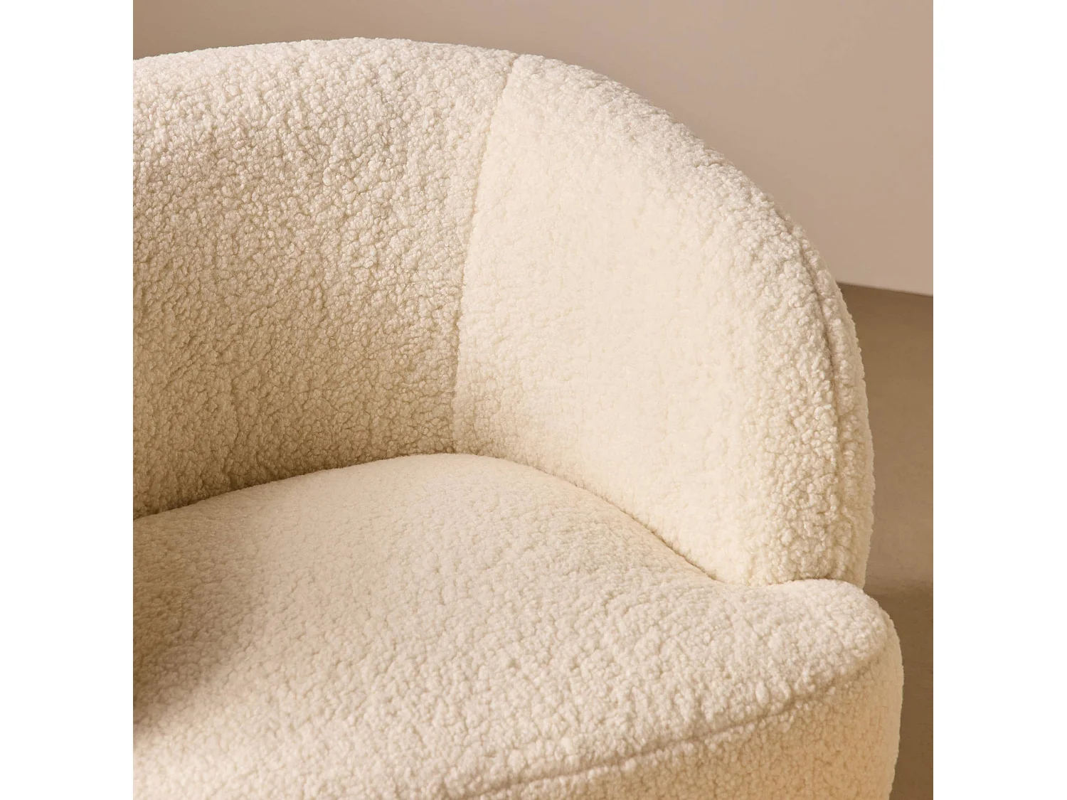 Fauteuil cosy rond pivotant en bouclette crème. Laya. L 79.5 x P 77.5 x H 67cm