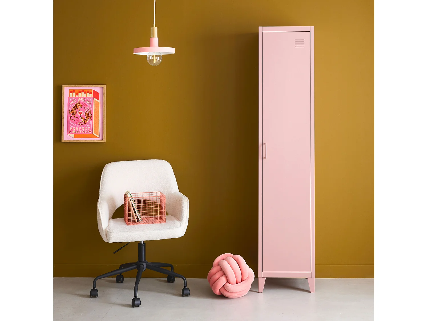 Armoire chambre en acier rose. 4 espaces de rangement. casier