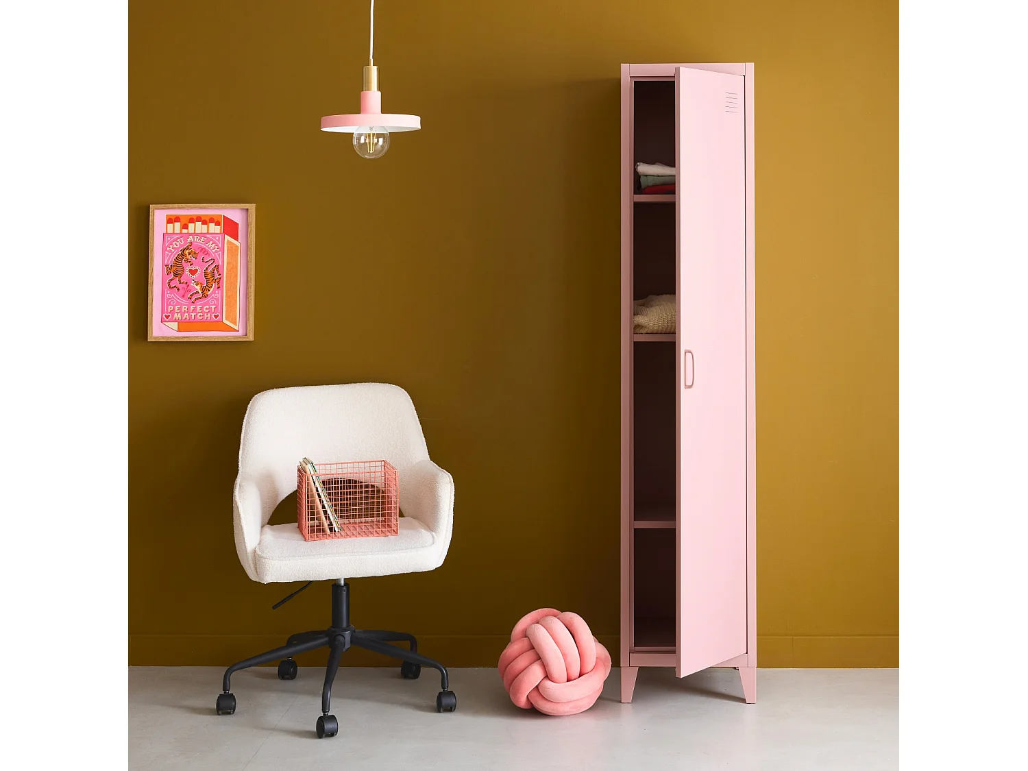 Armoire chambre en acier rose. 4 espaces de rangement. casier