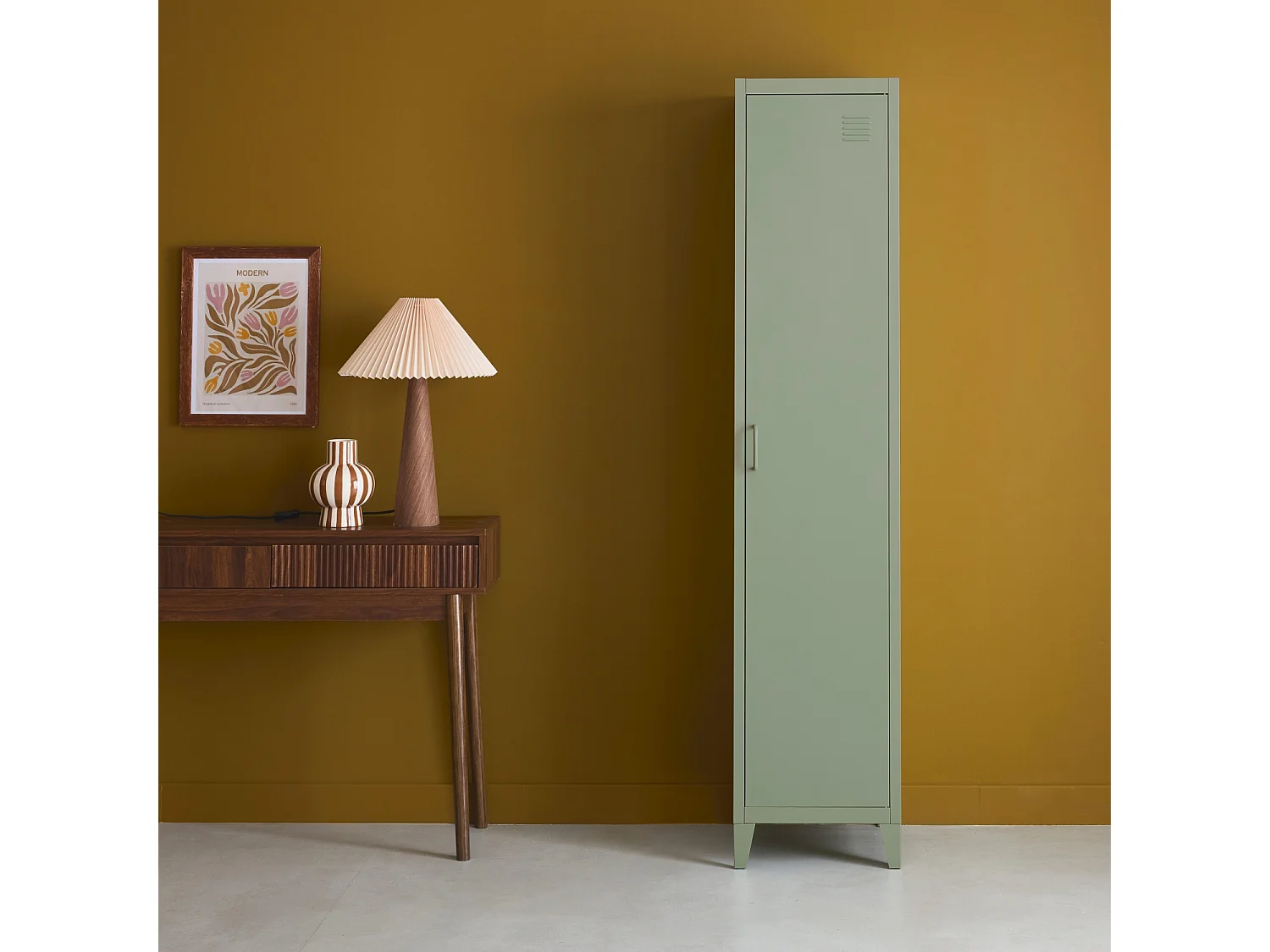 Armoire chambre en acier vert clair. 4 espaces de rangement. casier