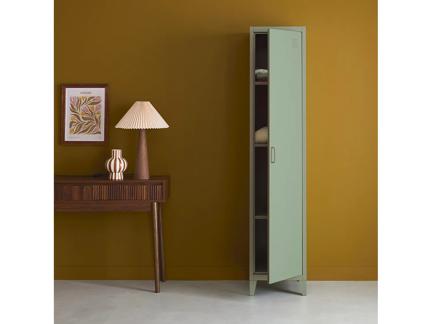 Armoire chambre en acier vert clair. 4 espaces de rangement. casier