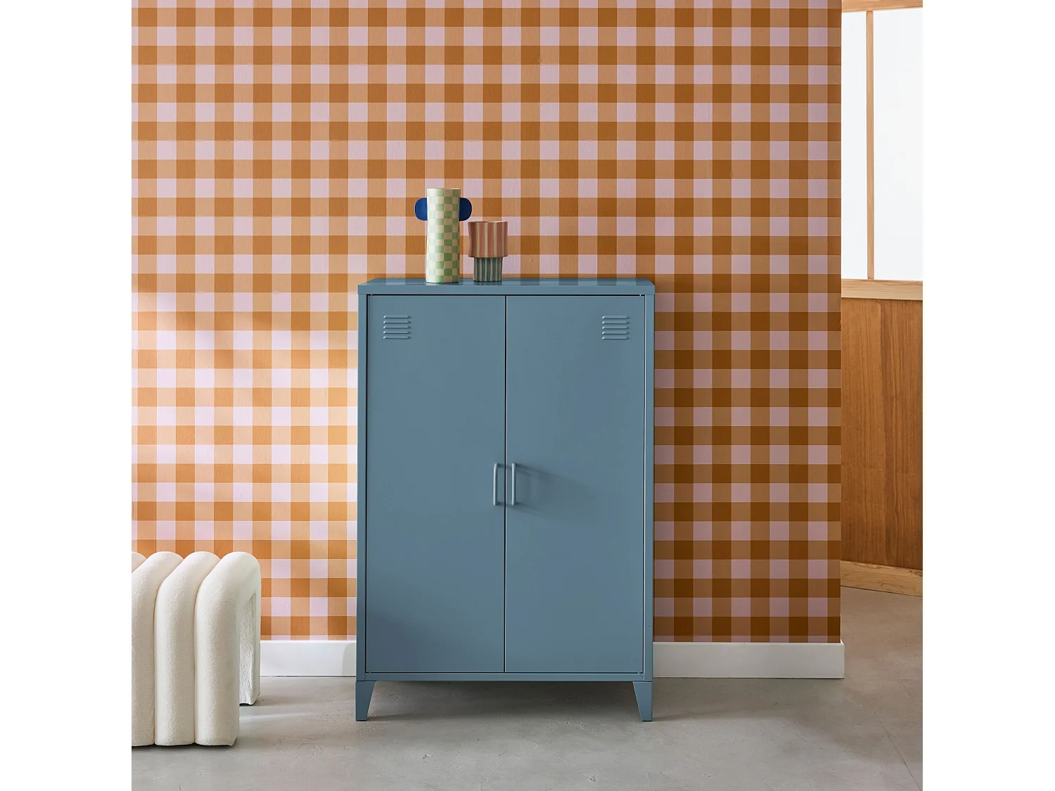 Commode/armoire en métal bleu. 2 espaces de rangement. casiers