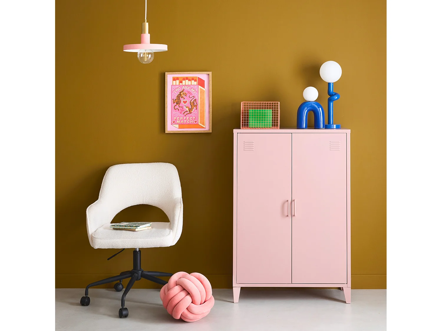 Commode/armoire en métal rose. 2 espaces de rangement. casiers