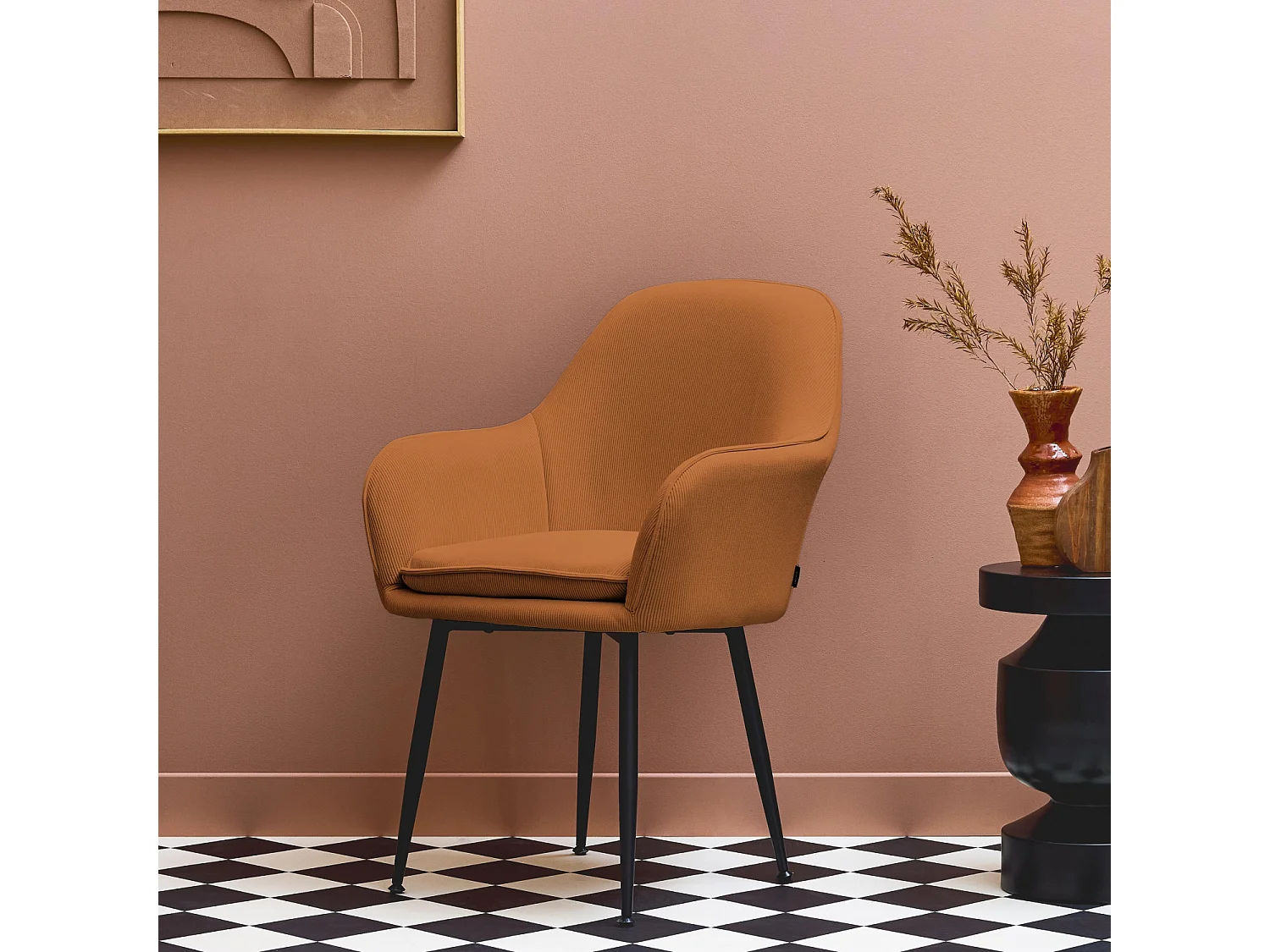 Sillón de pana con patas de metal negro mate camel