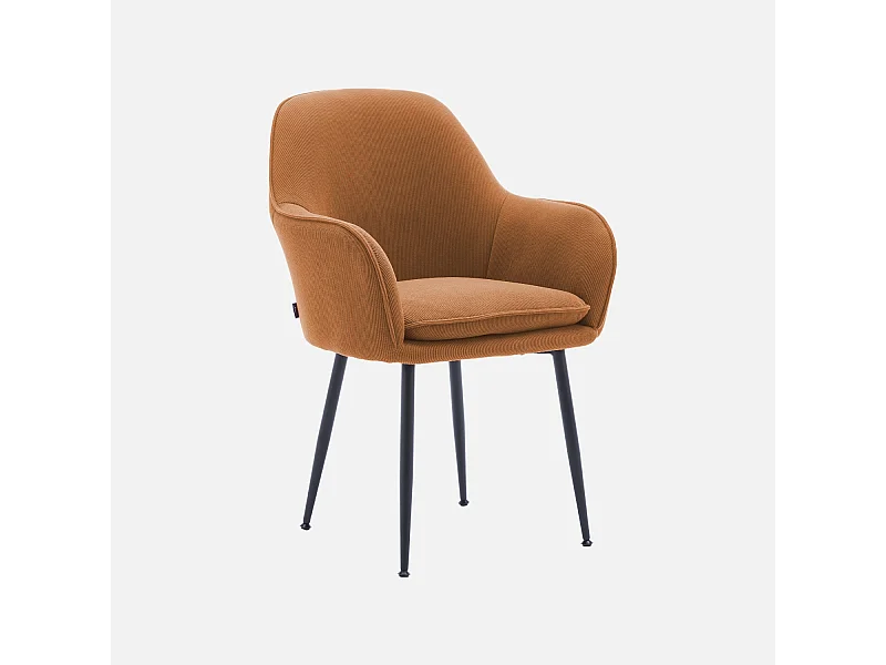 Fauteuil en velours côtelé camel et pieds en métal noir mat. L 57 x P 59 x H 84.5