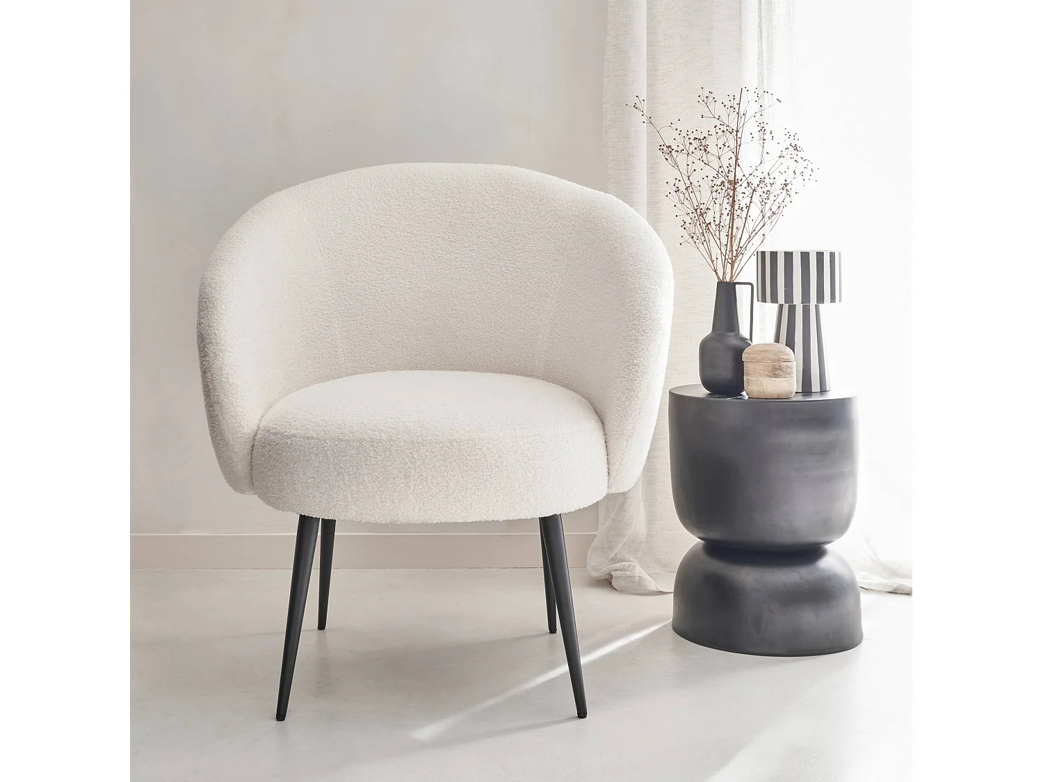Fauteuil cosy rond en bouclette crème. Hima. L 74 x P 72 x H 80.5cm