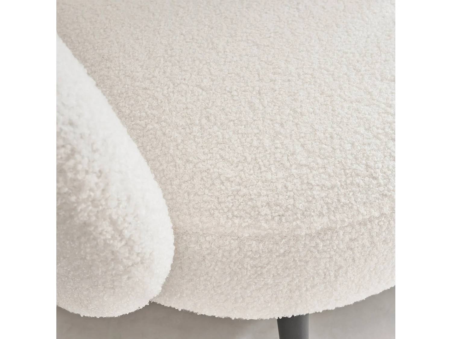 Fauteuil cosy rond en bouclette crème. Hima. L 74 x P 72 x H 80.5cm