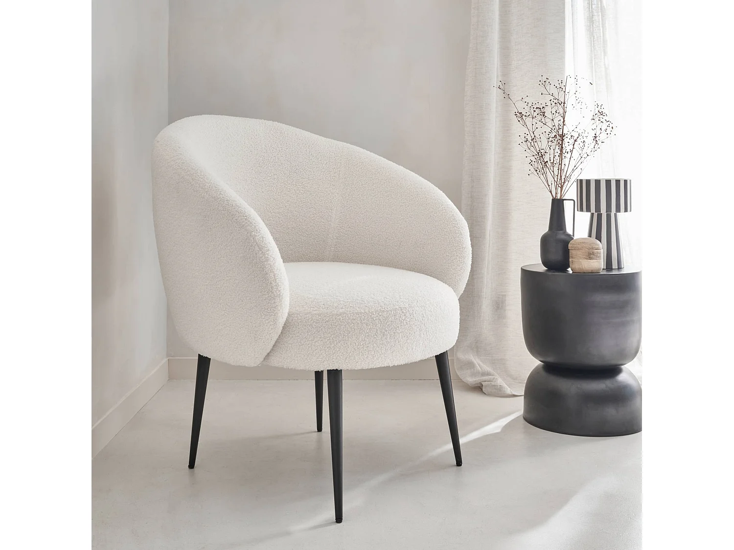 Fauteuil cosy rond en bouclette crème. Hima. L 74 x P 72 x H 80.5cm