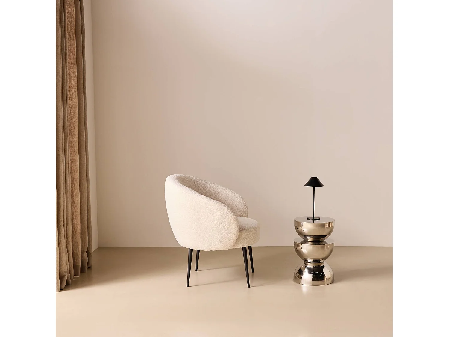 Fauteuil cosy rond en bouclette crème. Hima. L 74 x P 72 x H 80.5cm