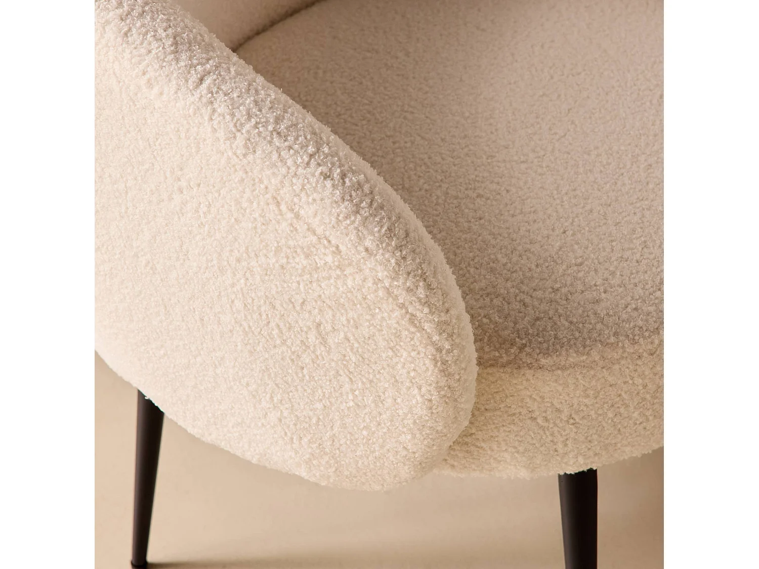 Fauteuil cosy rond en bouclette crème. Hima. L 74 x P 72 x H 80.5cm