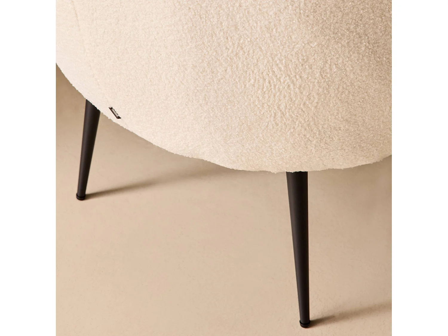 Fauteuil cosy rond en bouclette crème. Hima. L 74 x P 72 x H 80.5cm