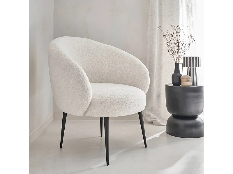 Fauteuil cosy rond en bouclette crème. Hima. L 74 x P 72 x H 80.5cm