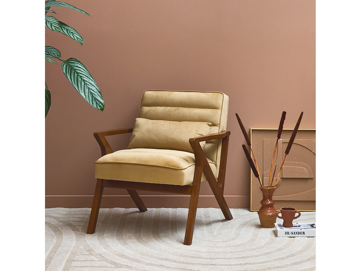 Sillón escandinavo de madera de hevea y terciopelo camel