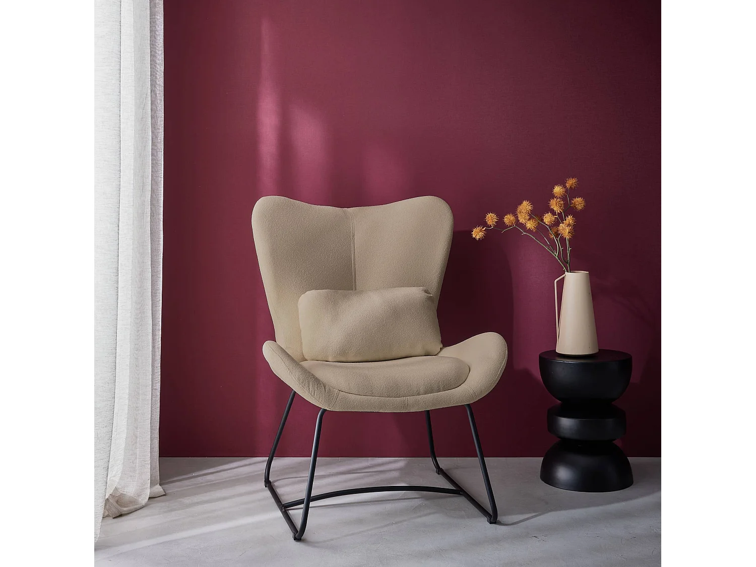 Sillón de tela con cojín beige