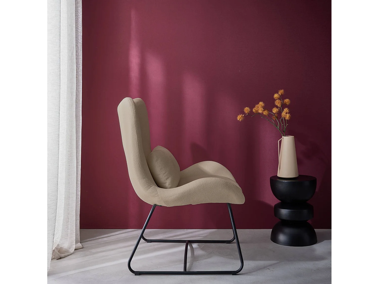 Sillón de tela con cojín beige