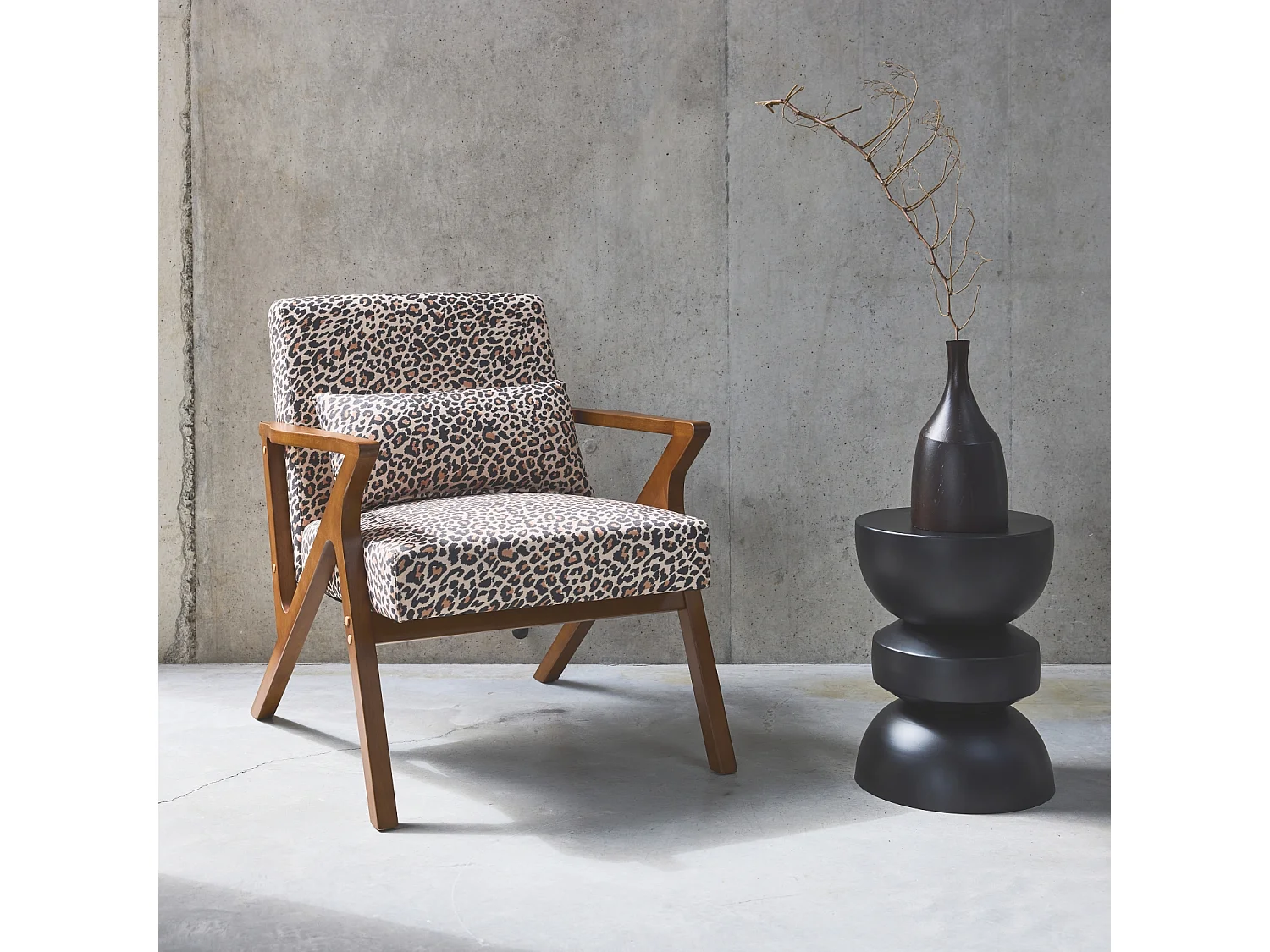 Fauteuil scandinave bois d'hévéa et imprimé léopard