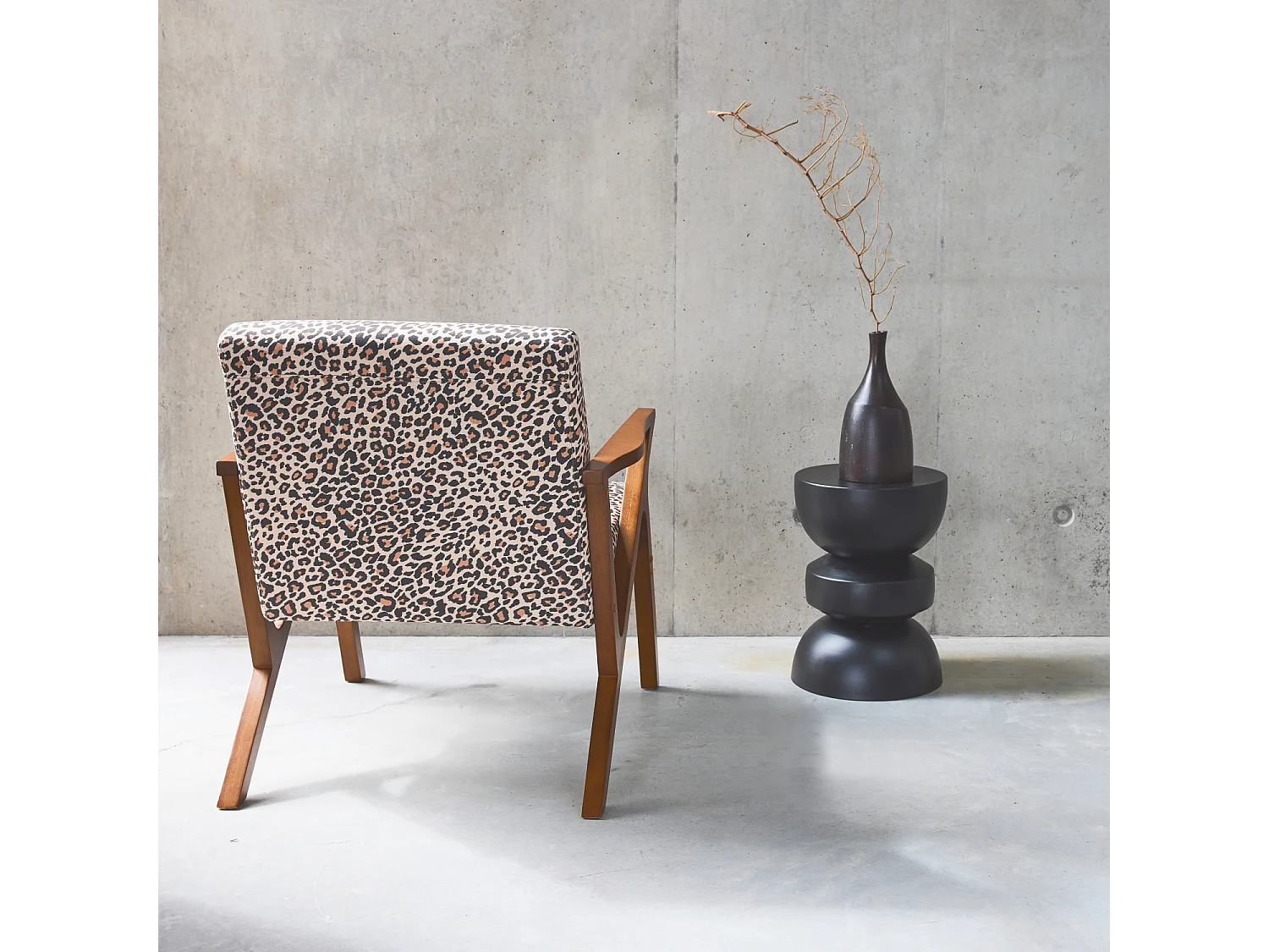 Sillón escandinavo de madera de hevea y estampado de leopardo,