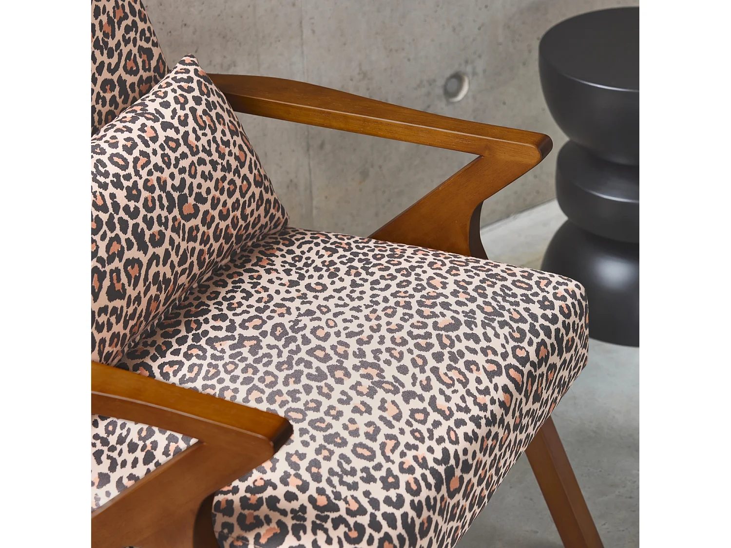 Sillón escandinavo de madera de hevea y estampado de leopardo,