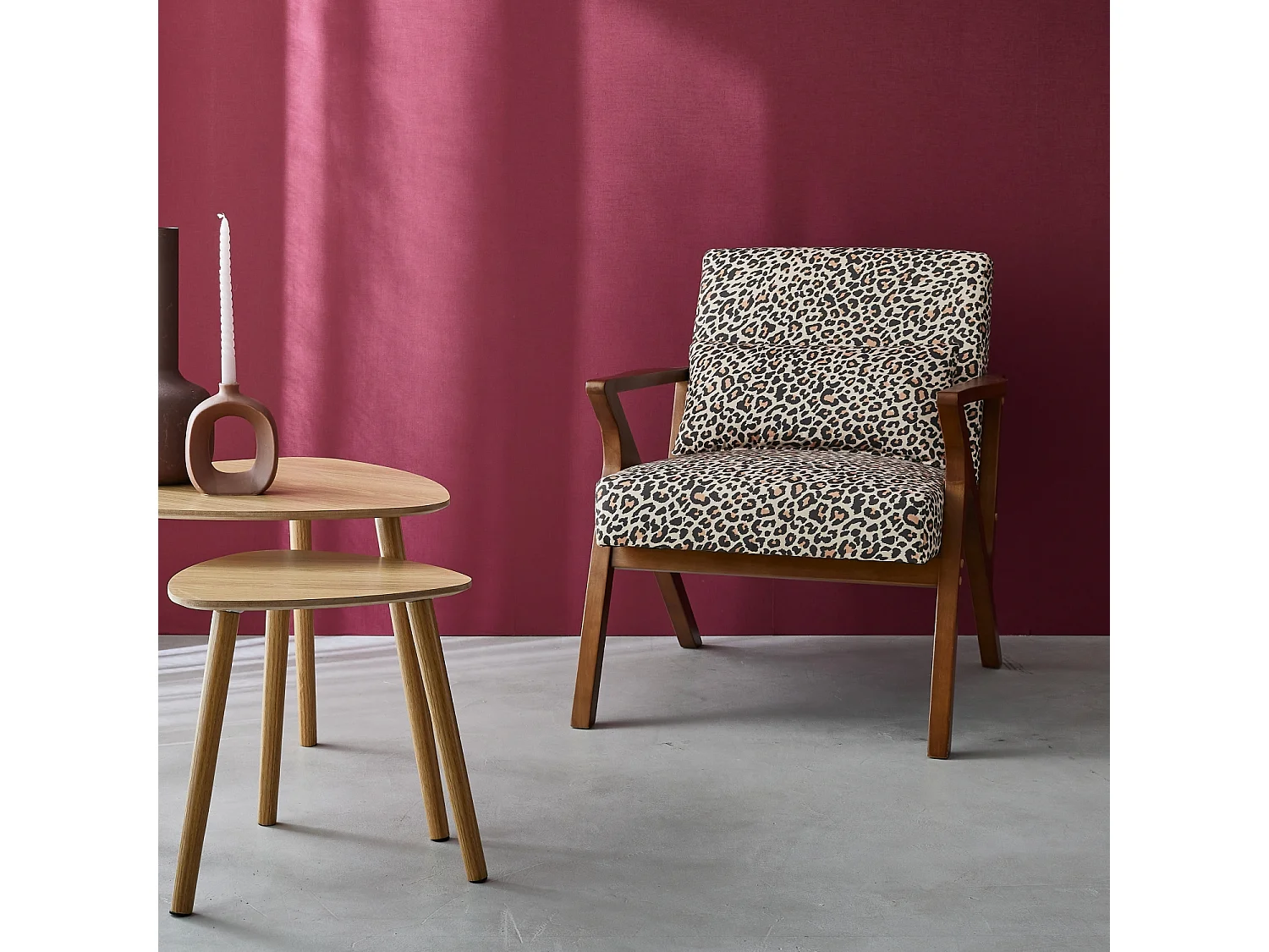 Sillón escandinavo de madera de hevea y estampado de leopardo,