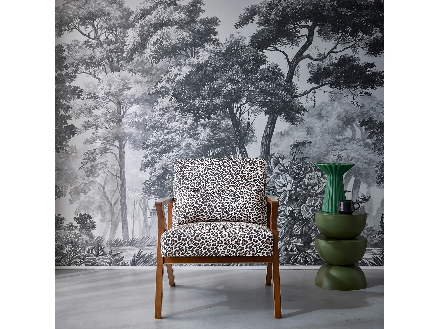 Sillón escandinavo de madera de hevea y estampado de leopardo,