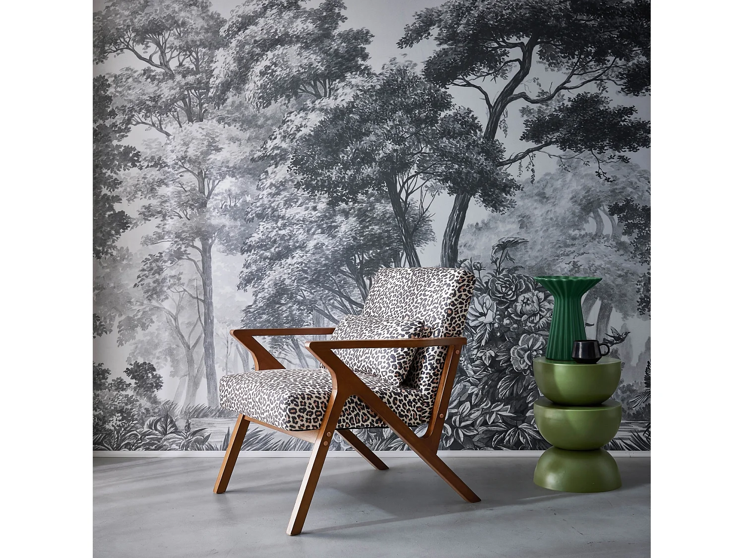 Sillón escandinavo de madera de hevea y estampado de leopardo,