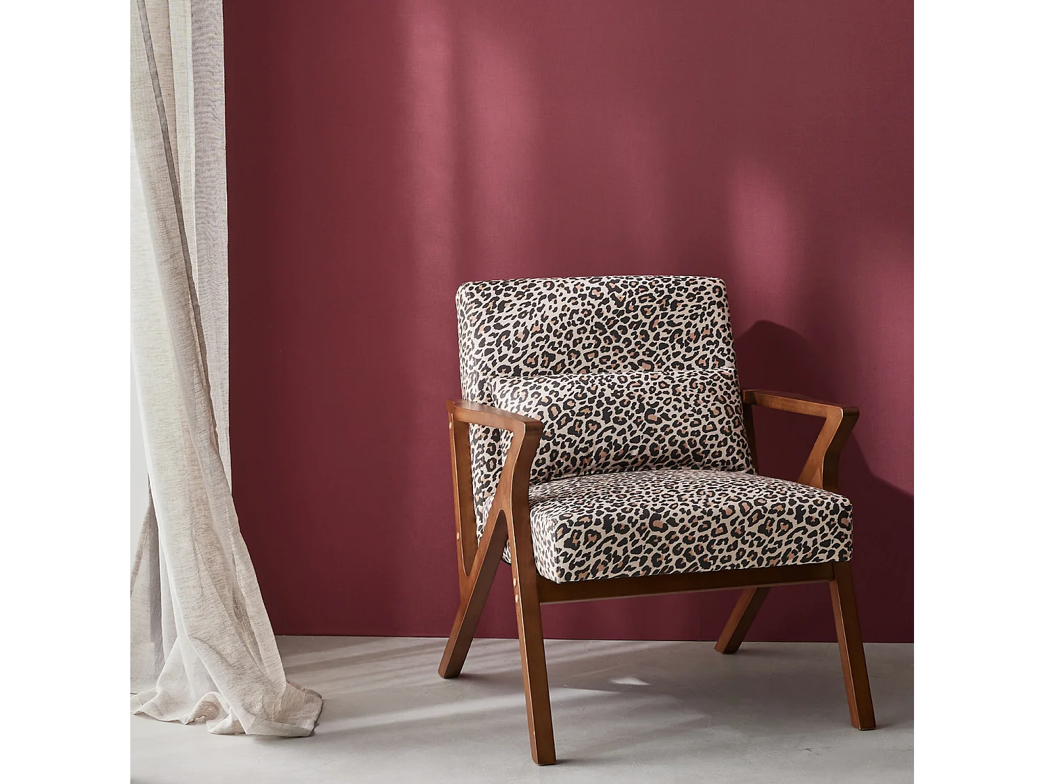 Fauteuil scandinave bois d'hévéa et imprimé léopard