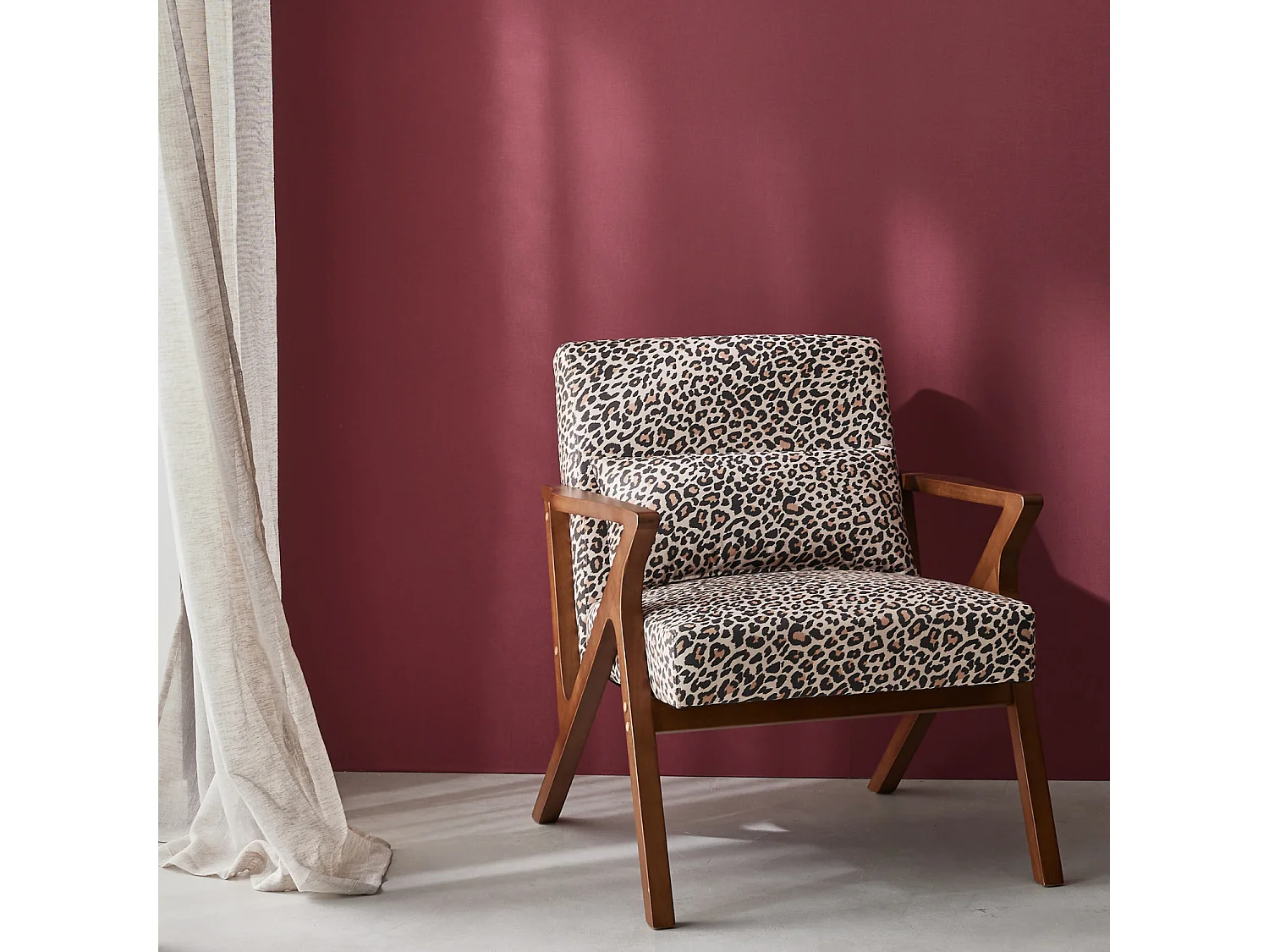Sillón escandinavo de madera de hevea y estampado de leopardo,