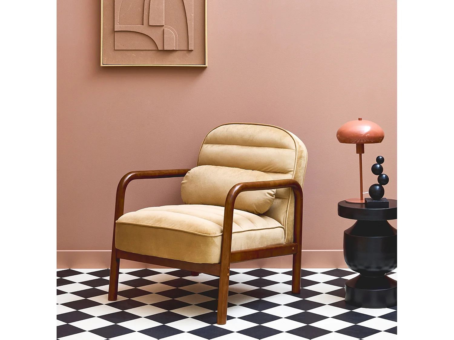 Sillón escandinavo de madera de hevea teñida de nogal y tela de