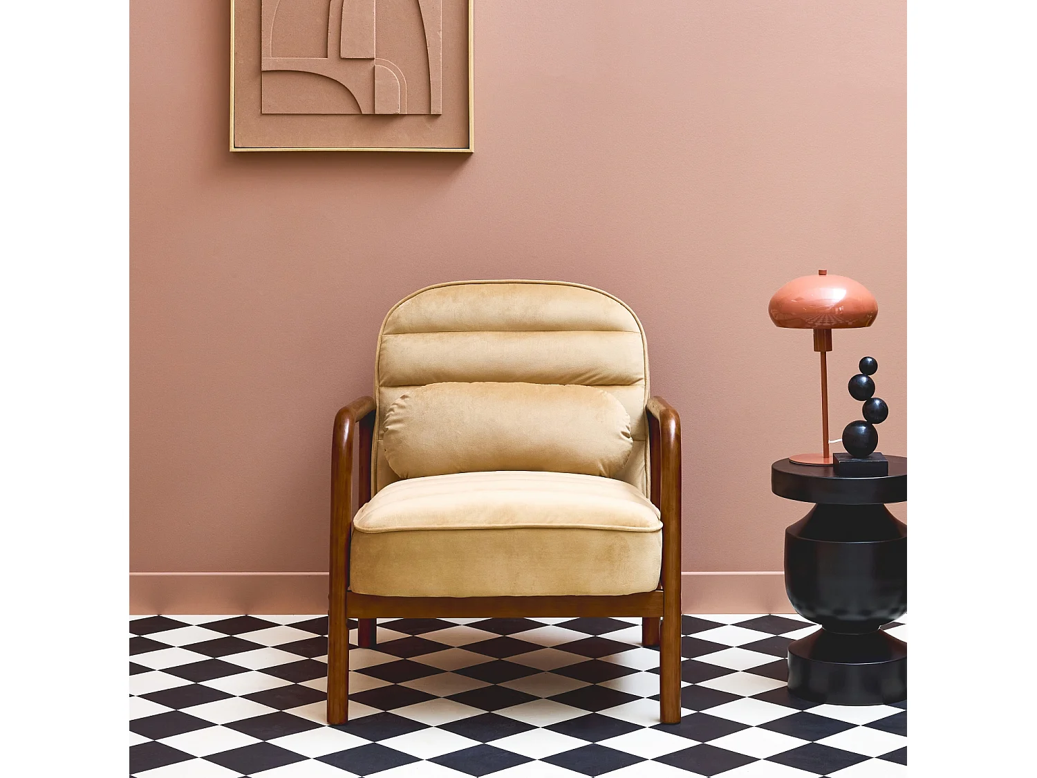 Sillón escandinavo de madera de hevea teñida de nogal y tela de