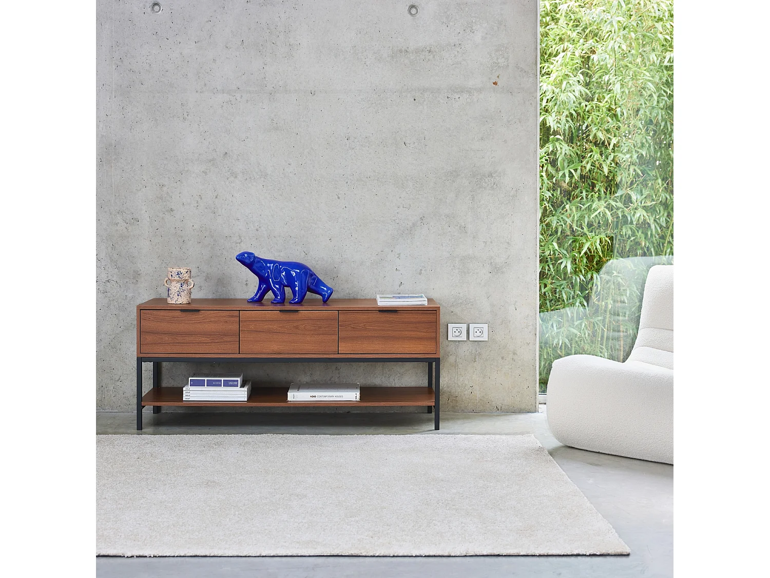 Meuble TV décor noyer L130cm avec piètement et poignées en métal noir - 3 tiroirs et 1 étagère inférieure