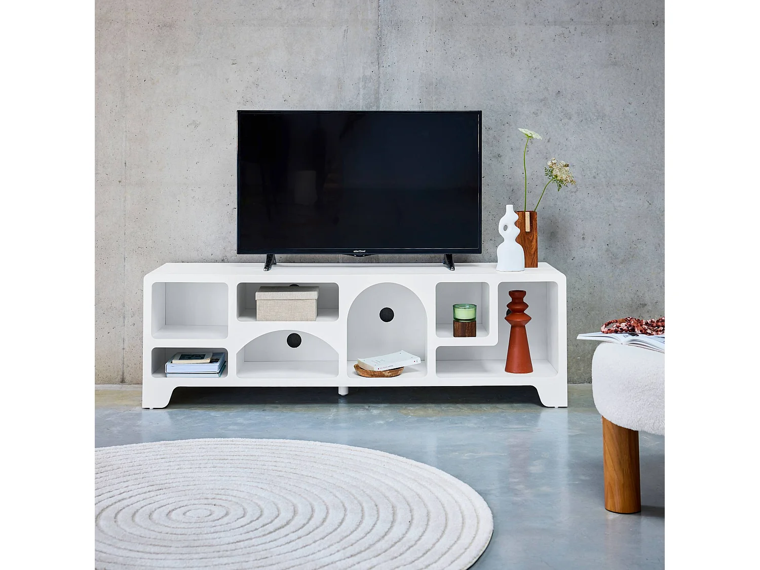 Meuble tv organique effet bois blanc 160cm avec plusieurs niches 7 compartiments de rangement L160cm