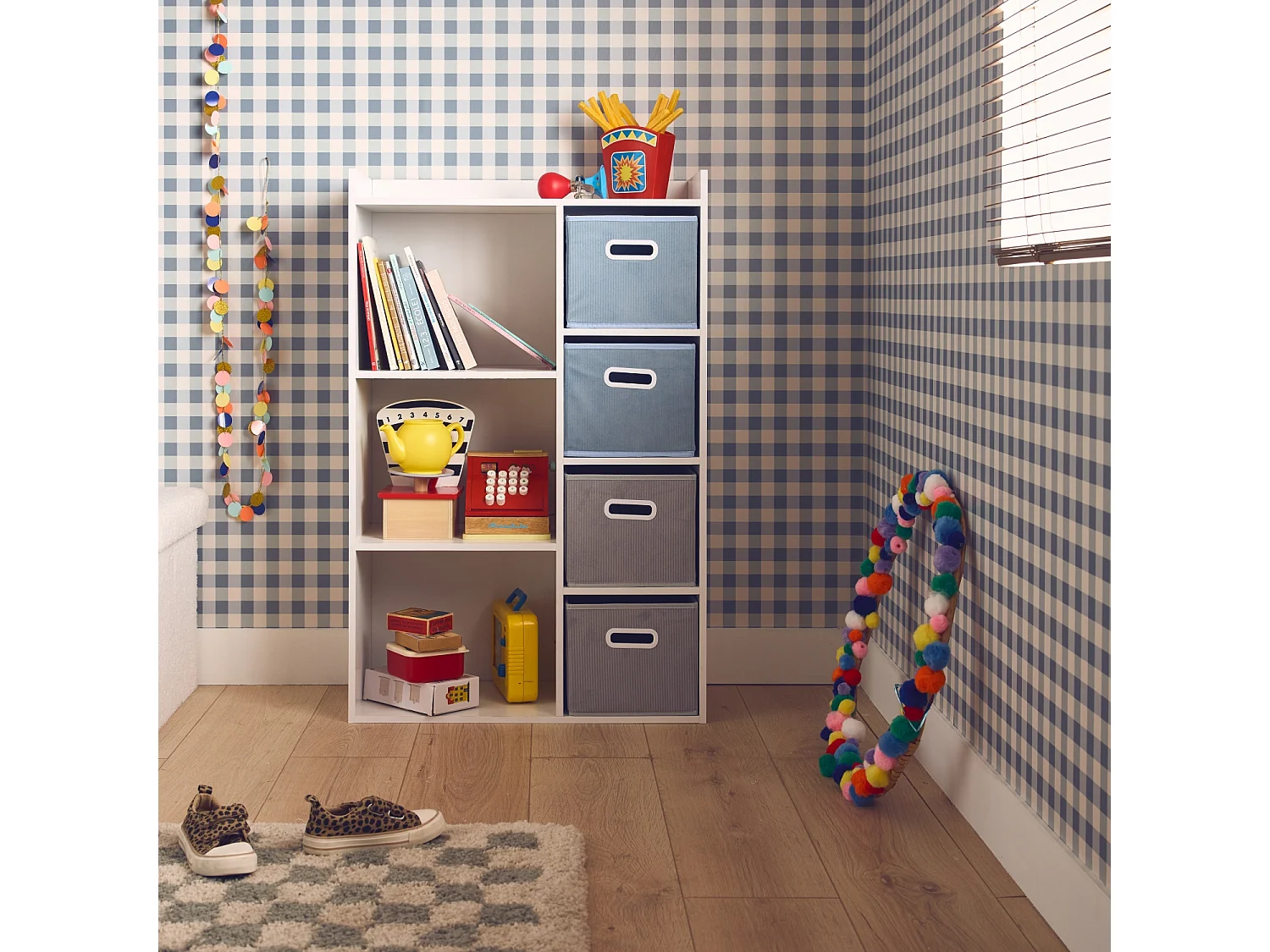 Meuble de rangement pour enfant avec 7 compartiments et 2 paniers bleus et 2 paniers gris en velours
