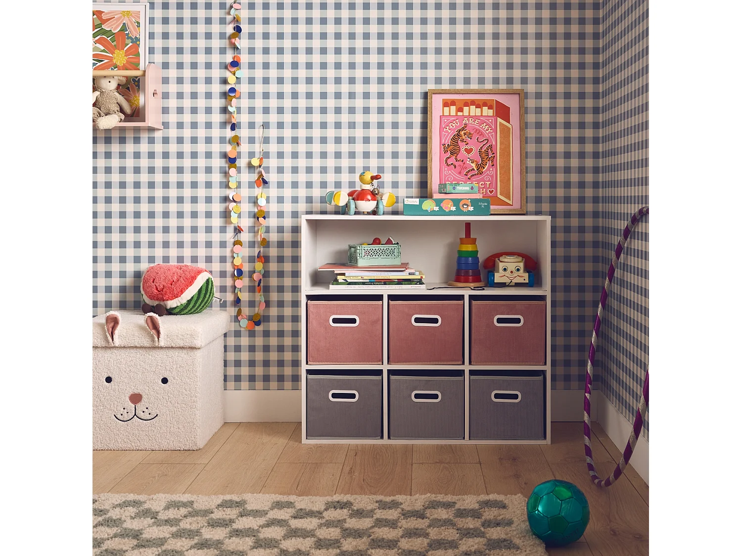 Meuble de rangement pour enfant avec 7 compartiments et 3 paniers roses et 3 paniers grisvelours