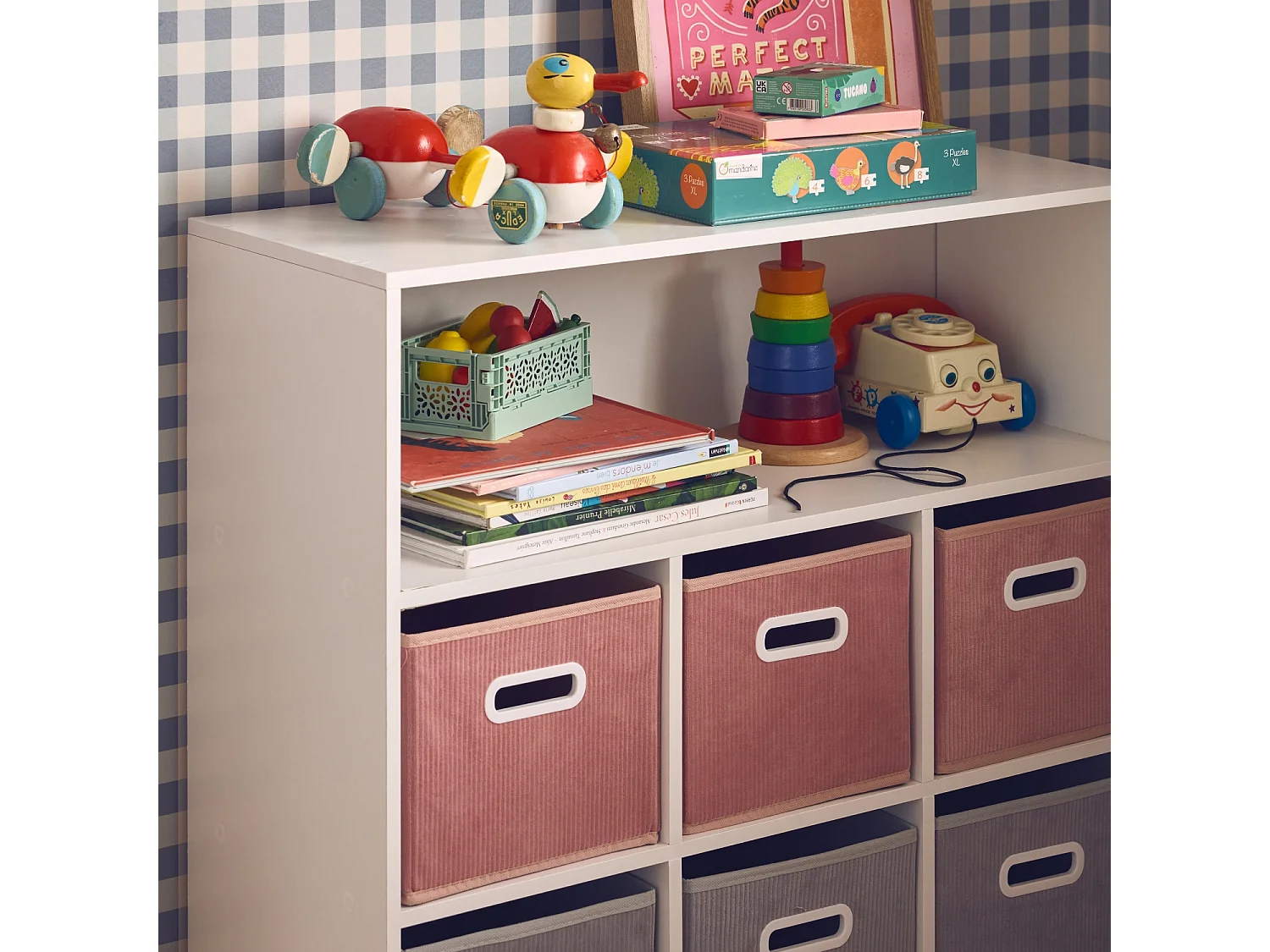 Mueble infantil con 6 cestas de terciopelo rosa